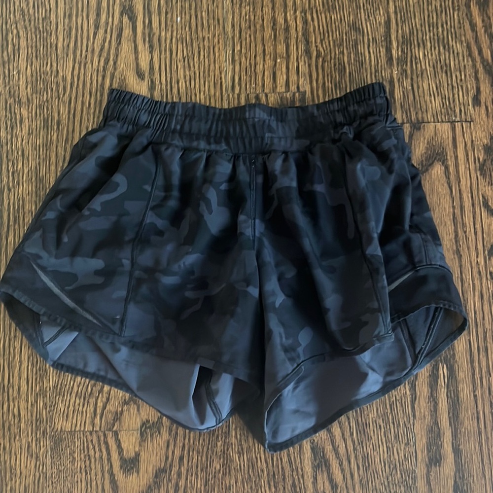 Lululemon camo hotty hot shorts, size 4, 4”